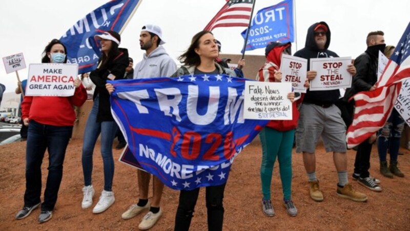 In Nevada demonstrierten am Samstag Anhänger von US-Präsident Donald Trump. Für sie ist der Sieg von Biden ein „gestohlener“ Erfolg der Demokraten. (Bild: AP)