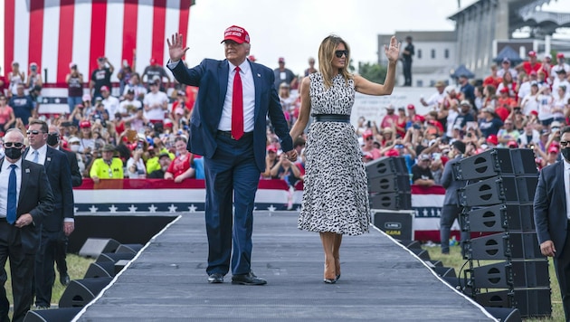Trump mit seiner Frau Melania bei einer Wahlkampfveranstaltung in Florida im Oktober. Den Bundesstaat konnte er bei der Wahl für sich entscheiden. (Bild: AP)