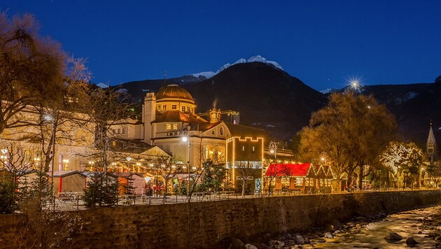 Der Weihnachtsmarkt in der Südtiroler Stadt Meran findet heuer coronabedingt nicht statt. (Bild: stock.adobe.com, Krone KREATIV)