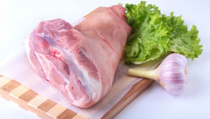 Schweinefleisch aus Tierwohlbetrieben kostet nur wenige Cent mehr. (Bild: ©v_l - stock.adobe.com)