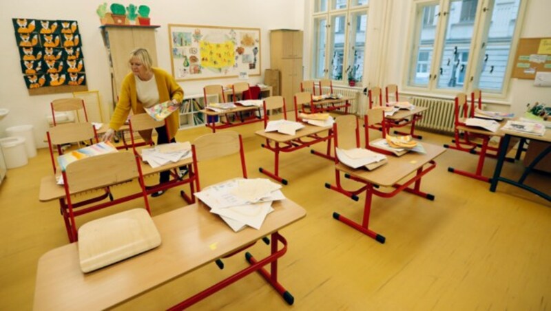 Eine geschlossene Schule in der tschechischen Hauptstadt Prag (Archivbild) (Bild: The Associated Press)