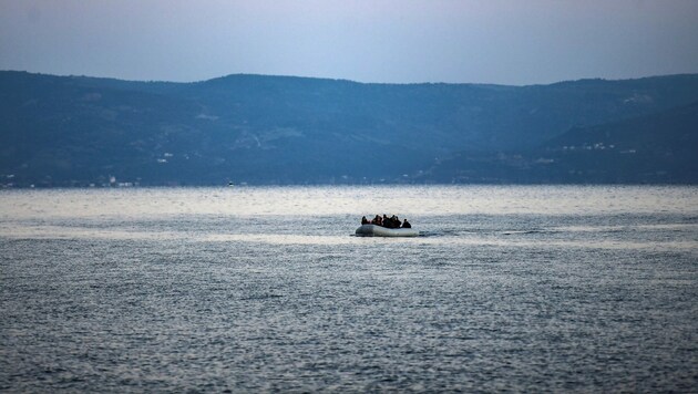 Ein Boot mit Migranten in griechischen Gewässern (Archivbild) (Bild: AFP)