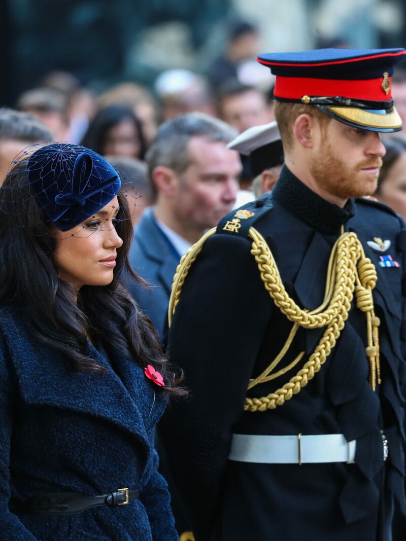 Als aktive Mitglieder des Königshauses nahmen Prinz Harry und Herzogin Meghan in London an den Feierlichkeiten zum „Remembrance Day“ teil. Nun begehen sie diesen Feiertag in den USA. (Bild: www.PPS.at)