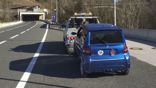 Ein Abschleppwagen holte das Mopedauto aus der Autobahn-Pannenbucht ab. (Bild: Zeitungsfoto.at)