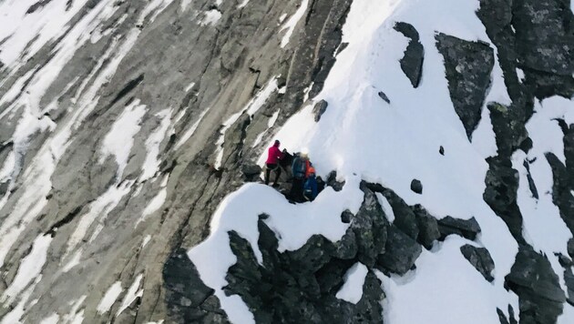 Hier mussten die vier jungen Alpinisten die Nacht über ausharren. (Bild: ZOOM.TIROL)