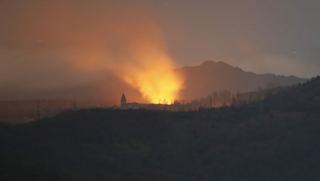 Explosionen, Rauch und Flammen sind zu sehen nahe der strategisch wichtigen Stadt Schuschi. (Bild: AP)