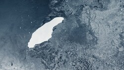 Satellitenaufnahme des Eisbergs A-68 im offenen Meer (Bild: ESA (CC BY-SA 3.0 IGO))
