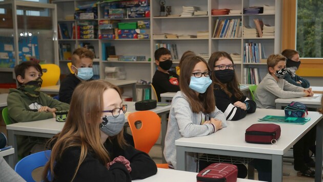 Noch ist Unterricht: In Munderfing setzen die Kinder sogar freiwillig Mund-Nasenschutz auf. (Bild: Scharinger Daniel)