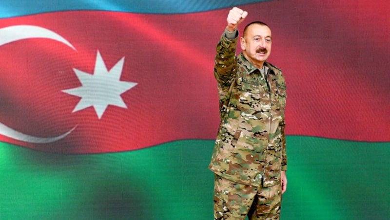 Präsident Ilham Aliyev verkündete die Eroberung der strategisch wichtigen Stadt Schuscha im Staatsfernsehen. (Bild: AP)