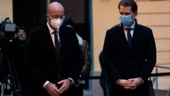 EU-Ratspräsident Charles Michel und Bundeskanzler Sebastian Kurz beim Gedenken am Anschlagsort (Bild: APA/AFP/JOE KLAMAR)