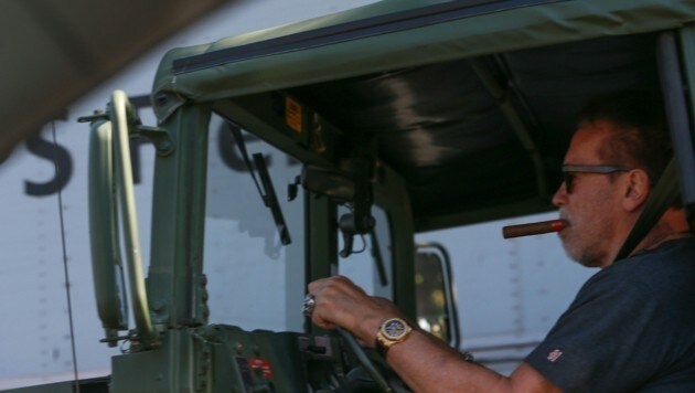 Da qualmt und raucht es: Arnold Schwarzenegger mit Zigarre im Hummer unterwegs. (Bild: www.pps.at)