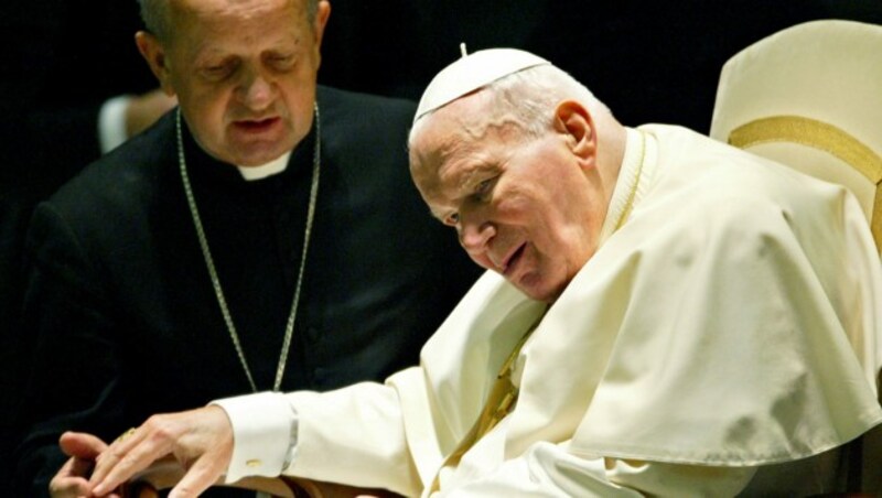 Johannes Paul II. mit seinem Vertrauten Stanislaw Dziwisz (li) (Bild: 2005 AFP)