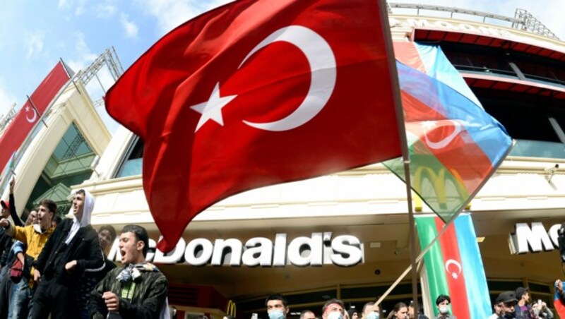 Feiernde Menschen in der aserbaidschanischen Hauptstadt Baku schwangen auch türkische Flaggen. (Bild: APA/AFP/Tofik BABAYEV)