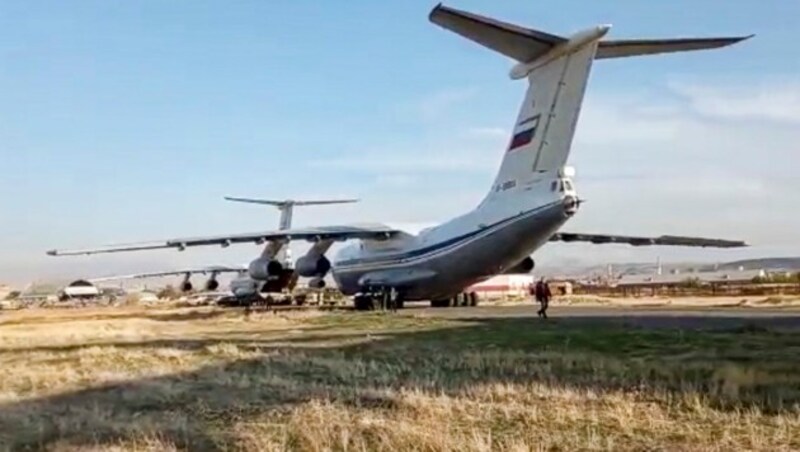 Mehr als ein Dutzend russischer Armeeflugzeuge starteten nach dem Waffenstillstands-Beschluss in Richtung Berg-Karabach. (Bild: AP)