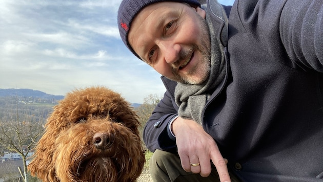 VP-Stadtvize Bernhard Baier, selbst Hundebesitzer – hier mit seiner Hündin „Fanta“ –, will die laut ihm sinnlose Diskussion rund um die rund 190.000 € aus der Hundeabgabe endgültig beenden. (Bild: zVg)