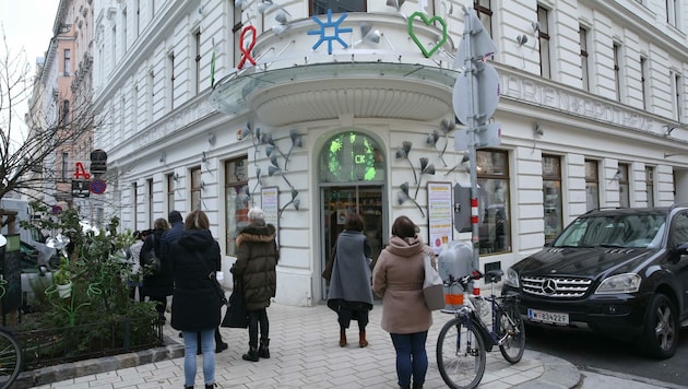 Menschen warten vor der Marien Apotheke in Wien auf den 15-Minuten-Test. (Bild: Peter Tomschi)
