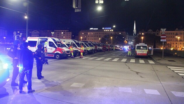 Rettungswagen aus Wien und Niederösterreich nach der Schießerei in der Wiener Innenstadt (Bild: Andreas Schiel )