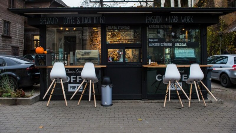 In der lettischen Hauptstadt Riga dürfen Cafés nur noch Speisen und Getränke zum Abholen anbieten. (Bild: AFP )