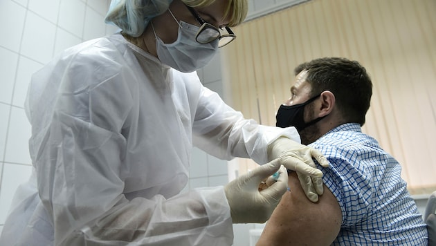 Russland beginnt mit der Impfung der Soldaten. (Bild: APA/AFP/Natalia Kolesnikova)