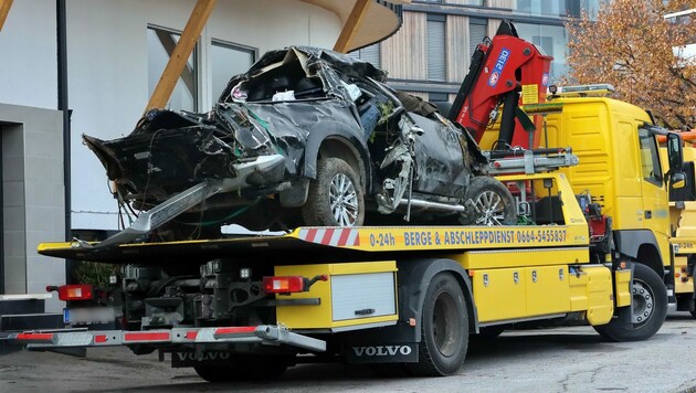 Der verunfallte Mitsubishi-Pick-up wurde bereits abgeschleppt. (Bild: Roland Hölzl)