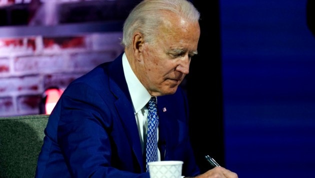 Joe Biden hat die Arbeit schon aufgenommen. (Bild: AP)