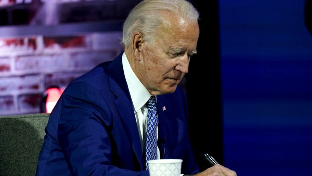 Joe Biden hat die Arbeit schon aufgenommen. (Bild: AP)