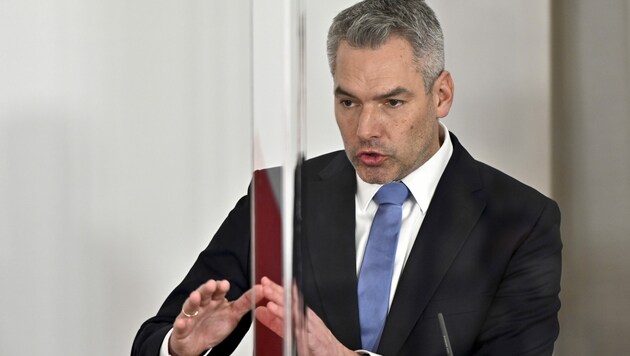Innenminister Karl Nehammer (ÖVP) lässt sich trotz der Drohungen gegen seine Familie und ihn „nicht aufhalten“. (Bild: APA/HERBERT NEUBAUER)