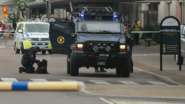 Der schwedische Bombenschutz riegelte das Gebiet um die Explosionsstelle ab. (Bild: AFP/TT News Agency/Frida Winter)