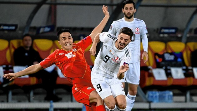 Otar Kiteishvili (r.), der sich im Hinspiel gegen Nordmazedonien verletzte, fiebert heute als Zuschauer mit Georgiens Team mit. (Bild: EPA)