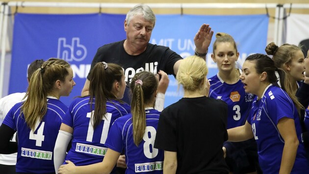 Die PSVBG-Girls um Trainer Uli Sernow sind in der Volley League vorerst zum Zuschauen verurteilt. (Bild: Tröster Andreas)