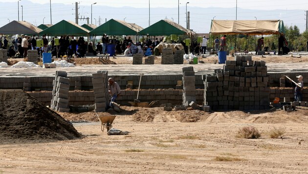 Die Arbeiter sind am Friedhof Behescht-e-Sahra sehr gefordert. (Bild: AFP)