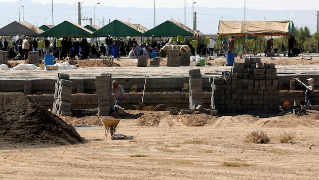 Die Arbeiter sind am Friedhof Behescht-e-Sahra sehr gefordert. (Bild: AFP)
