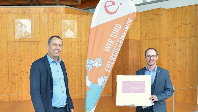 Bruno Oberhuber, GF Energie Tirol übergibt die Auszeichnung an den Pfundser Vizebürgermeister Peter Wille. (Bild: Energie Tirol)