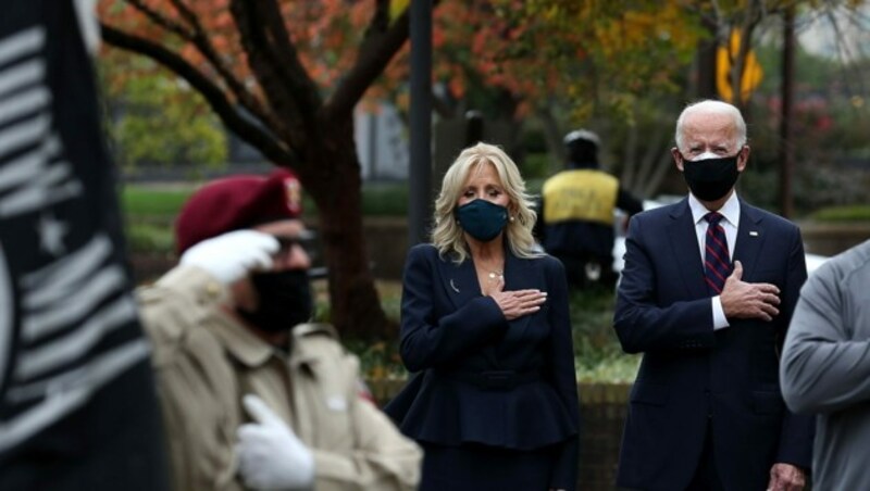 Joe und Jill Biden am Soldatenfriedhof von Philadelphia (Bild: APA/Getty Images via AFP/GETTY IMAGES/JOE RAEDLE)