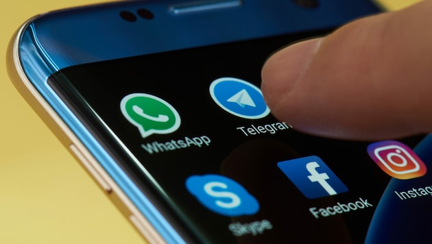 Um mit allen Kontakten chatten zu können, installieren viele Smartphone-User mehrere Messenger. Nach dem Willen der EU soll künftig einer reichen. (Bild: ©PixieMe - stock.adobe.com)
