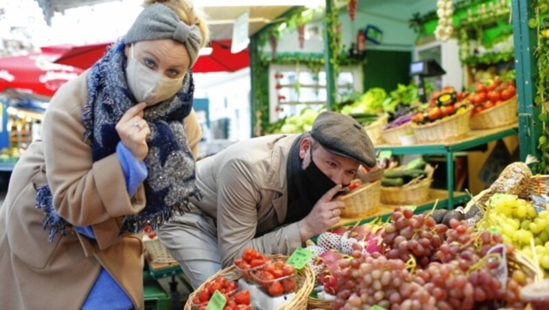 Das private und berufliche Dreamteam beim Einkaufen auf dem Wiener Kutschkermarkt (Bild: Reinhard Holl)