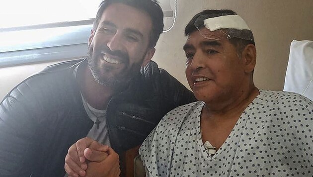 Maradona mit seinem Arzt Leopoldo Luque (Bild: AFP)