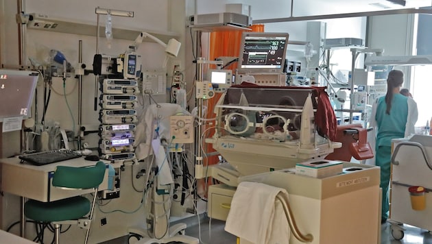 Ein Blick in die Neugeborenen-Intensivstation der Klinik Innsbruck (Bild: Christof Birbaumer Kronenzeitung)