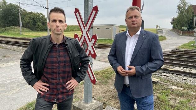 Harald Schuh und Peter Handlos vor dem Bahnübergang in Freistadt (Bild: FPÖ Freistadt)