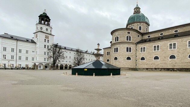 Der menschenleere Residenzplatz in Salzburg. (Bild: APA/VOGL-PERSPEKTIVE.AT/MIKE VOGL)