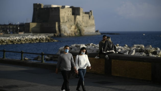 Das schöne Herbstwetter lockt viele Bürger in Neapel an die Strände. (Bild: AFP )