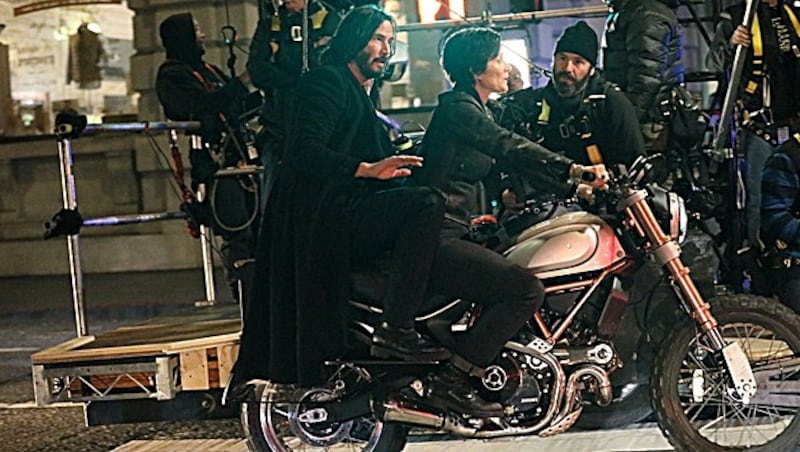 Keanu Reeves und Carrie-Anne Moss beim „Matrix“-Dreh in San Francisco (Bild: www.PPS.at)