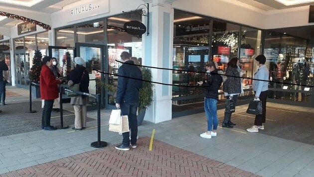 Wartende Kunden vor den Shops: An die Vorgaben hielten sich gestern fast alle. (Bild: Judt Reinhard)