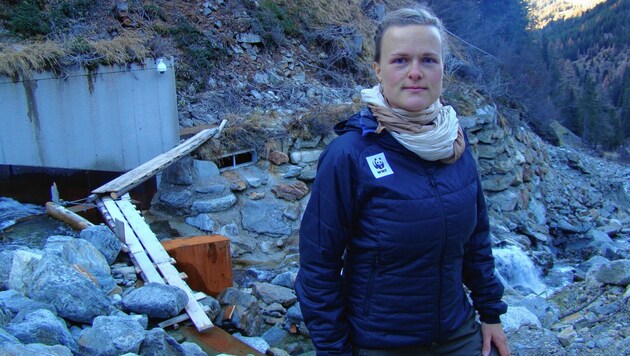 WWF-Expertin Marianne Götsch beim Kraftwerk am Lesachbach: „Keine Weisungen mehr!“ (Bild: WWW/Marianne Götsch)