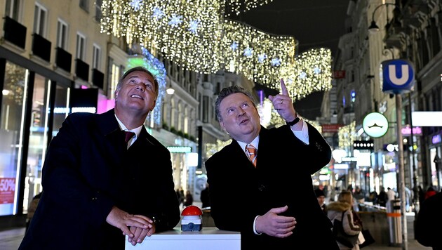 Bürgermeister Michael Ludwig und der Wiener Wirtschaftskammerchef Walter Ruck hoffen, dass den Menschen trotz Corona nicht die Weihnachtsstimmung genommen wird. (Bild: APA/HERBERT NEUBAUER)