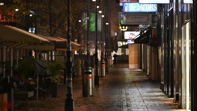 Leere Kärntner Straße in Wien (Bild: APA/HERBERT NEUBAUER)