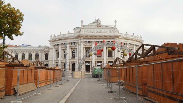 Auf dem Wiener Rathausplatz stehen bereits die Adventhütten. (Bild: Zwefo)