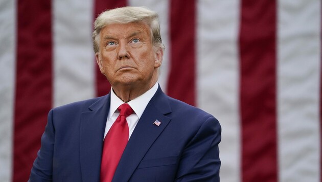 Bei seinem Auftritt im Rosengarten des Weißen Hauses zeigte sich Trump nicht mehr ganz so siegessicher. (Bild: AP/Evan Vucci)