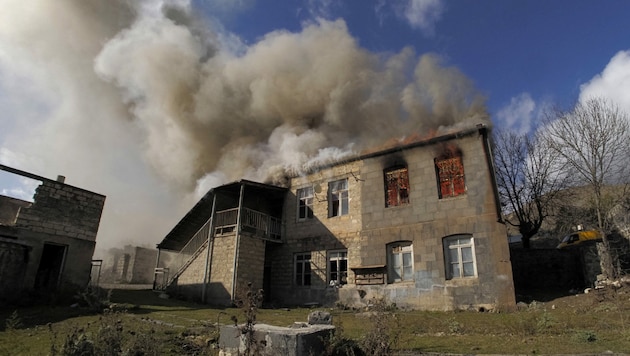 Die armenischen Dorfbewohner möchten ihre Häuser nicht Aserbaidschan überlassen - deshalb setzten sie sie in Flammen. (Bild: AP/Dmitry Lovetsky)