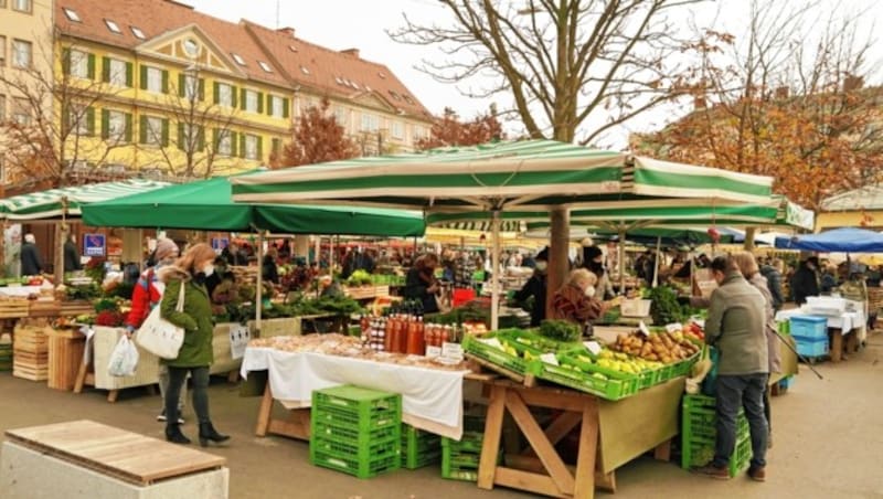 Kaiser josef markt graz bauernmarkt einkaufen mundschutz abstand lock down alte menschen maske anstellen warteschlange gemüse obst lebensmittel marktsände (Bild: Sepp Pail)